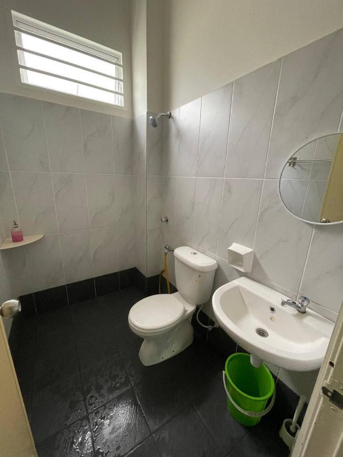 Bungalow Homestay Jasin Perdana Eksteriør billede